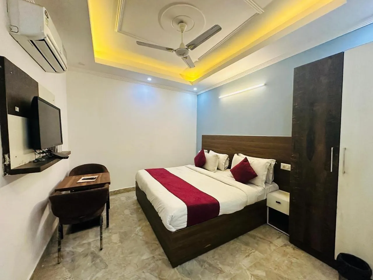 Hotel S R Palace - Free Airport Drop For Minimum 05 Nights Stay - 5 Mins From Igi & Domestic Airport Delhi New Delhi