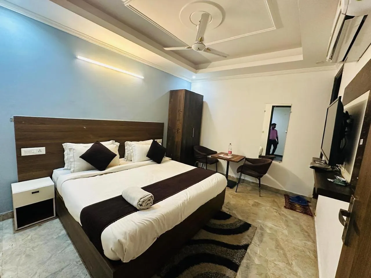 Hotel S R Palace - Free Airport Drop For Minimum 05 Nights Stay - 5 Mins From Igi & Domestic Airport Delhi New Delhi