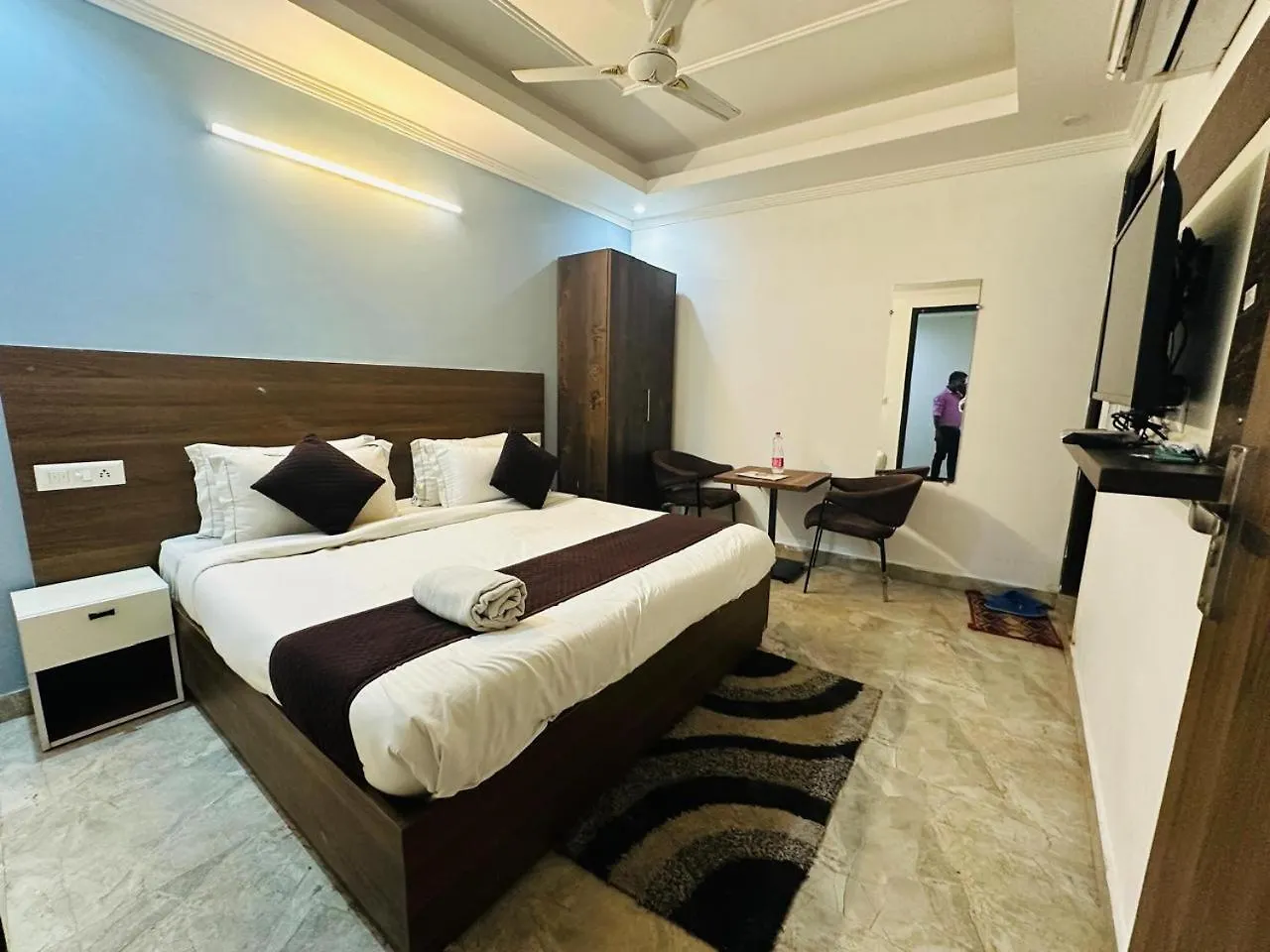 Hotel S R Palace - Free Airport Drop For Minimum 05 Nights Stay - 5 Mins From Igi & Domestic Airport Delhi New Delhi 3*,