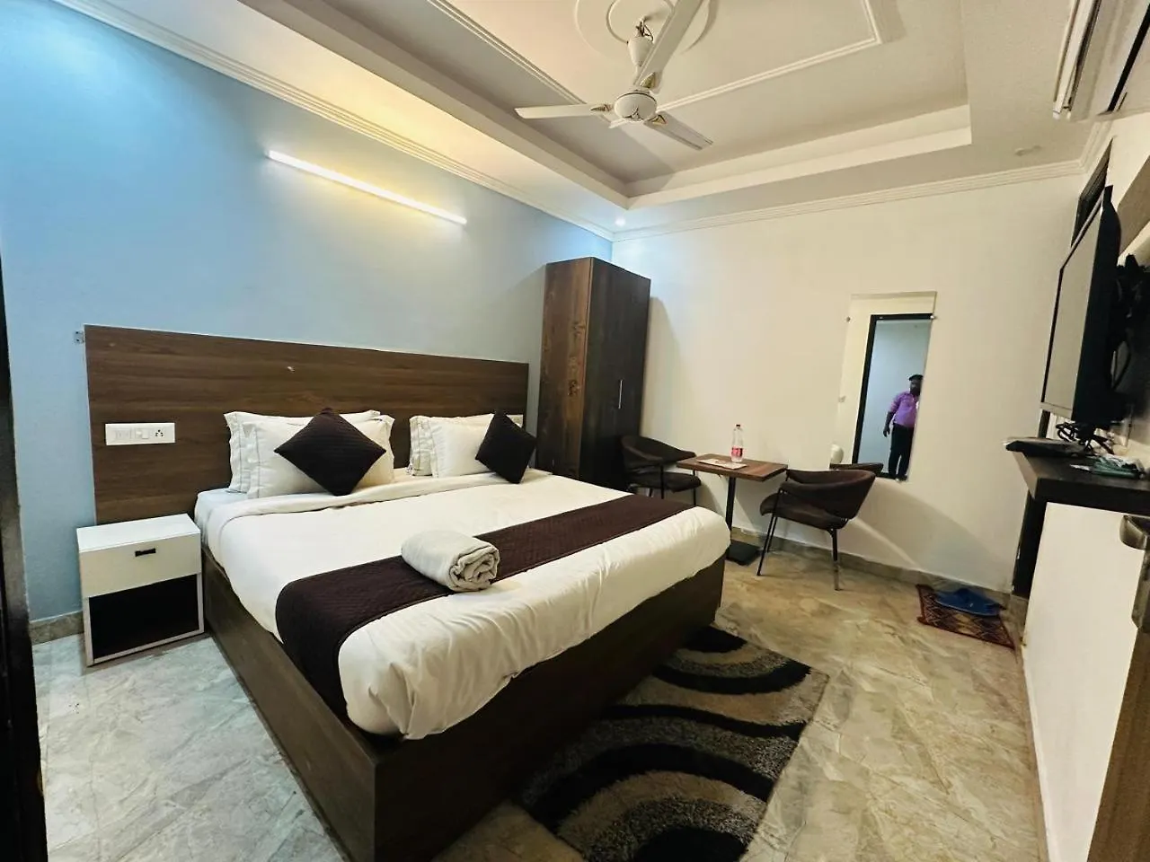 Hotel S R Palace - Free Airport Drop For Minimum 05 Nights Stay - 5 Mins From Igi & Domestic Airport Delhi New Delhi